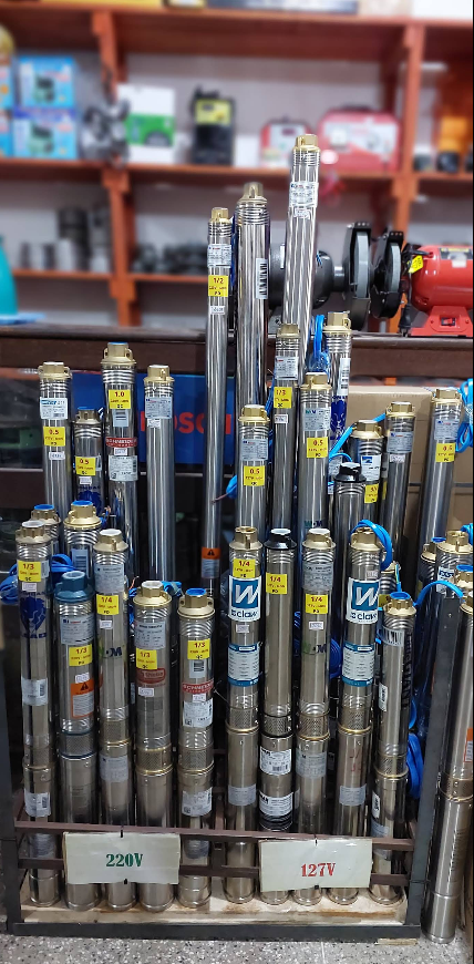 Linha de motores e equipamentos na vitrine da Comagri